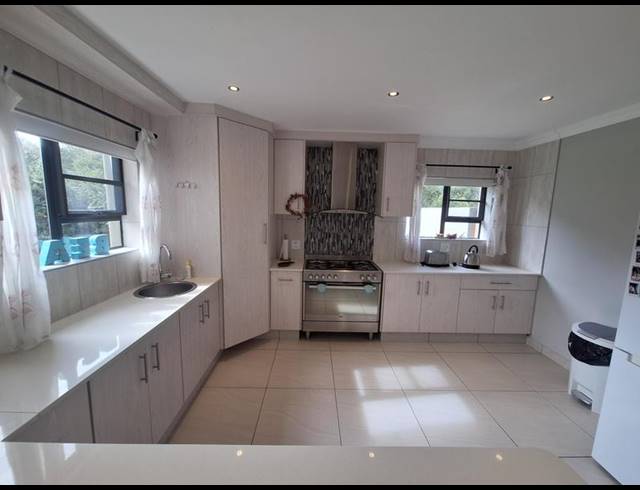 4 BEDROOM HOUSE FOR SALE IN HARTENBOS LANDGOED